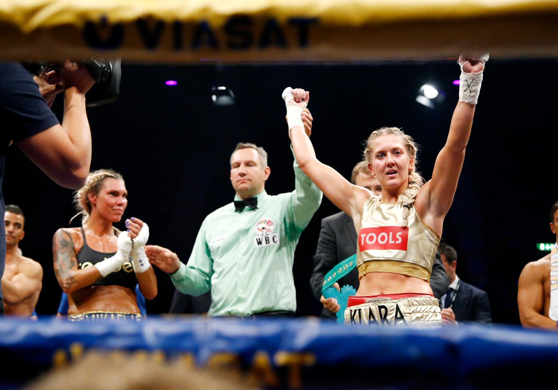 Klara får armen lyft efter seger i Viasat-sänd match